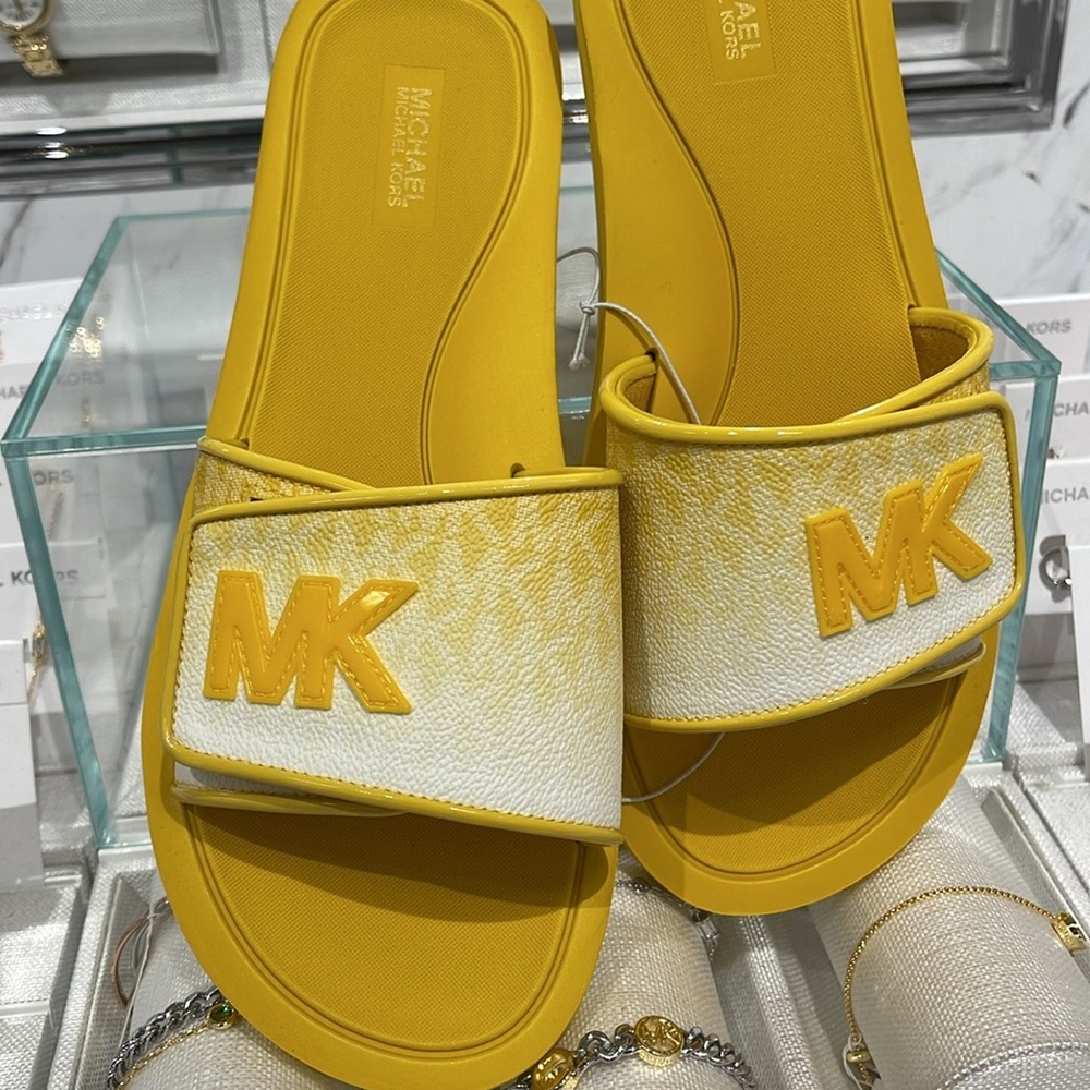 Michael Kors Slide Logo Sandals Palmer Ombré Signature
Daisy Yellow 
NWT - Picture 15 of 16